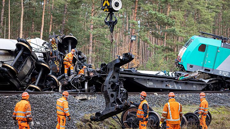 Arbeiten an der Einsatzstelle nach der Güterzug-Kollision