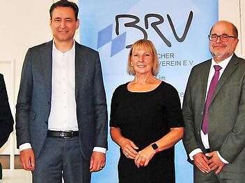 Die Vorsitzende des Bayerischen Richtervereins, Barbara Stockinger (Mitte), mit Franz Truppei, Staatsminister Georg Eisenreich, dem Richter des Bundesverfassungsgerichts Heinrich Amadeus Wolff und Lore Sprickmann Kerkerinck (v. l.)