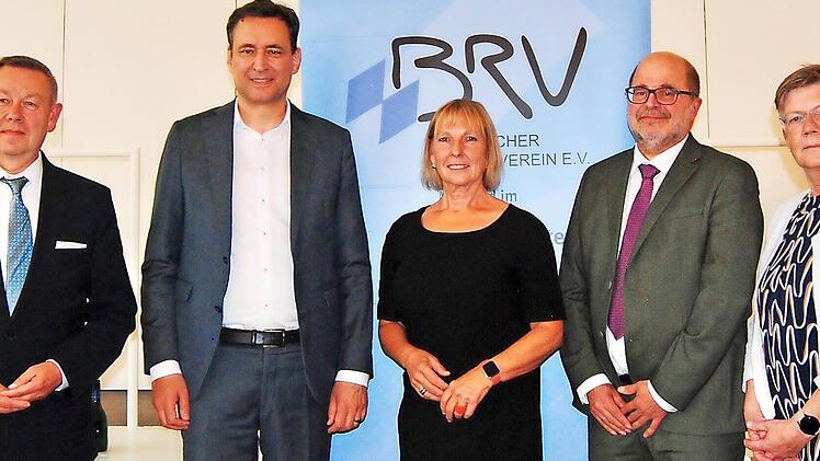 Die Vorsitzende des Bayerischen Richtervereins, Barbara Stockinger (Mitte), mit Franz Truppei, Staatsminister Georg Eisenreich, dem Richter des Bundesverfassungsgerichts Heinrich Amadeus Wolff und Lore Sprickmann Kerkerinck (v. l.)