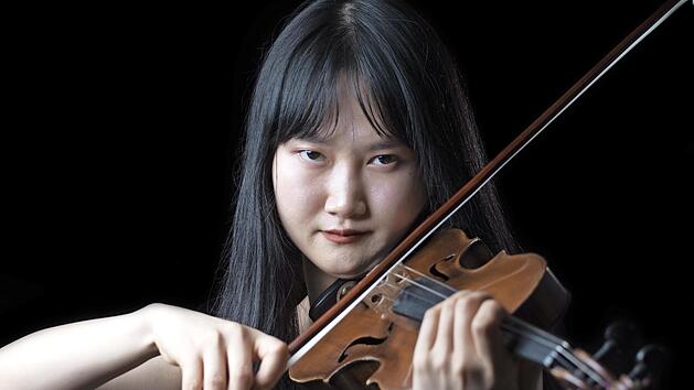 Chenyuan Mu an der Violine ist eine der vier jungen K&uuml;nstlerinnen, die im Rahmen der &bdquo;Sch&uuml;ttbau Nachmittagskonzerte&ldquo; am 26. November in R&uuml;gheim auftreten.