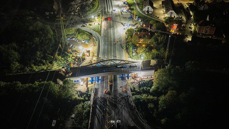 A70 bei Bamberg: Spektakul&auml;re Bilder - neue Br&uuml;cke eingeschoben