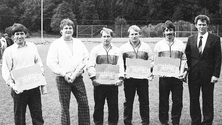 Günter Hettrich (rechts), Vorsitzender des SV Riedenberg, verabschiedete die Spieler (von links) Edgar Hildmann, Fredi Römmelt, Hubert Dorn, Josef Schaab und Reinhard Schneider.
