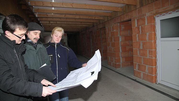 (v. li.) Architekt Stefan Moncken aus Rattelsdorf und Rolf Herter, Vorsitzender des Tierschutzvereins Lichtenfels sowie TierheimleiterinCaroline Hetzel-Farr mit den Plänen für den beabsichtigten Umbau der Hundezwinger in eine Katzenquarantäne-Station.