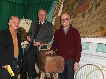 Für den Sprung am Seitpferd reichte es nicht mehr, aber übers antike Sprungbrett schaffte es es Bürgervereinsvorsitzender Ingo Hafenecker doch auf den "Lederbock" - daneben: TV-Vorsitzender Karlheinz Krebs (links) und Kurator Stefan Andritschke. Fotos: Ralf Kestel