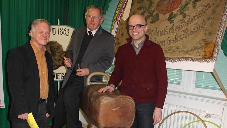 Für den Sprung am Seitpferd reichte es nicht mehr, aber übers antike Sprungbrett schaffte es es Bürgervereinsvorsitzender Ingo Hafenecker doch auf den "Lederbock" - daneben: TV-Vorsitzender Karlheinz Krebs (links) und Kurator Stefan Andritschke. Fotos: Ralf Kestel