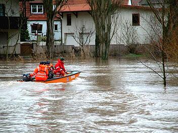 Der Sander Wörth ist bei etwas über drei Metern Mainhochwasser (Pegel Trunstadt 4,80; Normalstand 1,80 Meter) von der Außenwelt abgeschnitten. Dann kommt man nur noch mit dem Boot in den Sander Ortsteil. Ältere, die auf Pflege oder den Arzt angewiesen sind, fühlen sich da nicht besonders wohl. Schichtarbeiter haben Probleme, denn der Fährdienst (Bild) ruht mitten in der Nacht natürlich. Die Wörther hätten gerne im Notfall eine verlässliche Möglichkeit, um das Hochwasser zu überqueren. Oder ei...