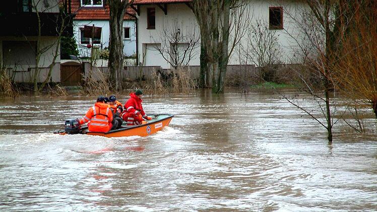 Der Sander Wörth ist bei etwas über drei Metern Mainhochwasser (Pegel Trunstadt 4,80; Normalstand 1,80 Meter) von der Außenwelt abgeschnitten. Dann kommt man nur noch mit dem Boot in den Sander Ortsteil. Ältere, die auf Pflege oder den Arzt angewiesen sind, fühlen sich da nicht besonders wohl. Schichtarbeiter haben Probleme, denn der Fährdienst (Bild) ruht mitten in der Nacht natürlich. Die Wörther hätten gerne im Notfall eine verlässliche Möglichkeit, um das Hochwasser zu überqueren. Oder ei...