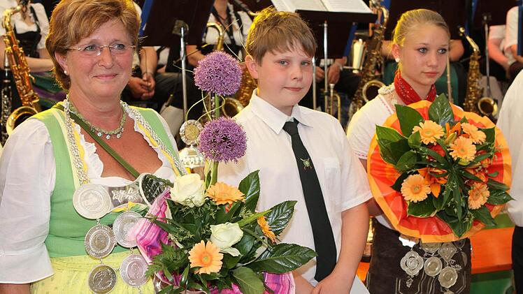 Die Freude war groß, v.l. die Schützenkönigin Gabriele Lattner, Maik Förner und Jungschützenkönigin Selina Weber. Foto: Michael Wunder