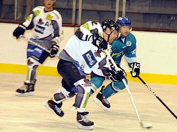 Bot eine starke Leistung im Trikot der Kissinger Wölfe: Benedikt Waldner (links), hier im Laufduell mit Peter Feicht vom ERSC Ottobrunn. Foto: Hopf