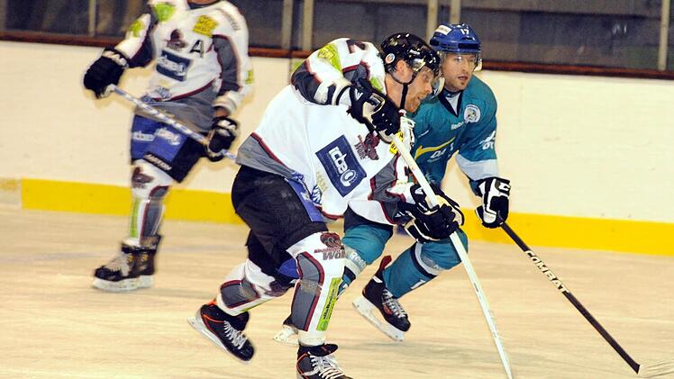 Bot eine starke Leistung im Trikot der Kissinger Wölfe: Benedikt Waldner (links), hier im Laufduell mit Peter Feicht vom ERSC Ottobrunn. Foto: Hopf