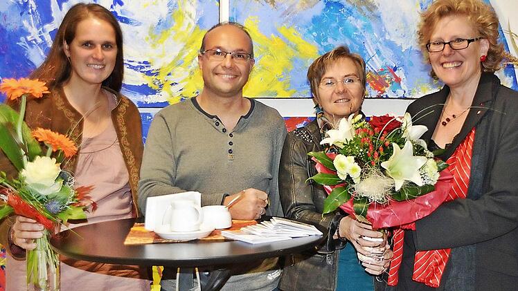 Sie waren in der Sozialpädagogischen Familienhilfe im Einsatz und sind im Kreiscaritasverband Rhön-Grabfeld unverzichtbar. Unser Bild zeigt von links: Elke Storch, Markus Till und Eva Bergmann (die 25 Jahre bei der Caritas ist) mit Kreiscaritasgeschäftsführerin Angelika Ochs. Foto: Hanns Friedrich