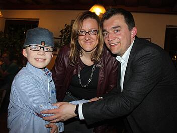Jens Korn freut sich mit seinem Sohn Johannes und seiner Frau Ulla über den Wahlsieg. Foto: Schadeck