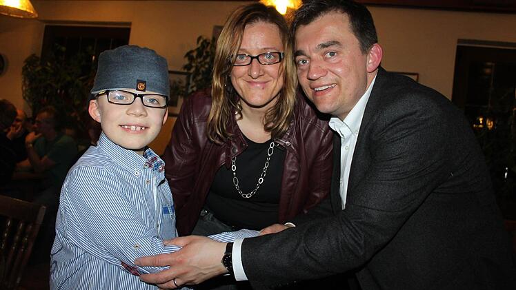 Jens Korn freut sich mit seinem Sohn Johannes und seiner Frau Ulla über den Wahlsieg. Foto: Schadeck