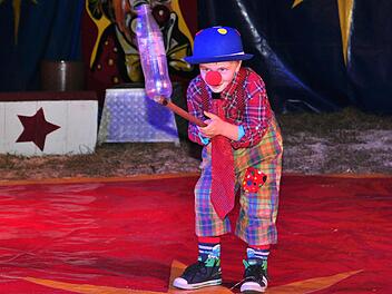 Bald zieht der Schulprojekt-Circus Julius Lauenburger, der in Wonfurt sein Winterquartier aufgeschlagen hat, wieder weiter. Doch zuvor verzauberten André Lauenburger und seine Kinder Marius, Manoel, Chiara, Charlize und Marvin (im Bild) noch einmal ihre Zuschauer. Foto: Langer