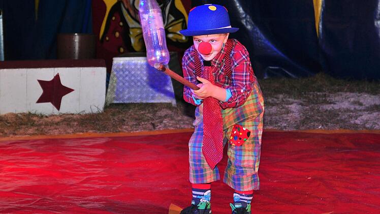 Bald zieht der Schulprojekt-Circus Julius Lauenburger, der in Wonfurt sein Winterquartier aufgeschlagen hat, wieder weiter. Doch zuvor verzauberten André Lauenburger und seine Kinder Marius, Manoel, Chiara, Charlize und Marvin (im Bild) noch einmal ihre Zuschauer. Foto: Langer