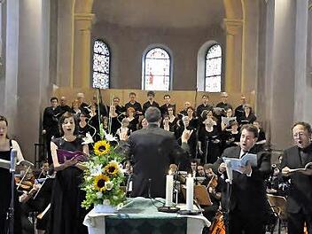 Katrin Edelmann (Alt), , Cora Bethke (Sopran), Andreas Kalmbach (Tenor) und der Bassist Raimonds Spogis (von links) waren das Solistenquartett bei der Aufführung von Felix Mendelssohn-Bartholdys Kantate "Lauda Sion" in der Erlöserkirche. Foto: Peter Klopf