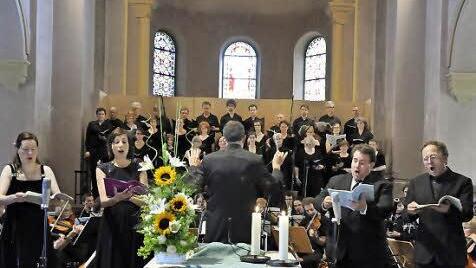 Katrin Edelmann (Alt), , Cora Bethke (Sopran), Andreas Kalmbach (Tenor) und der Bassist Raimonds Spogis (von links) waren das Solistenquartett bei der Aufführung von Felix Mendelssohn-Bartholdys Kantate "Lauda Sion" in der Erlöserkirche. Foto: Peter Klopf