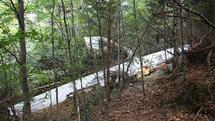 Die Absturzstelle liegt am Burkenbichlberg, einem Waldstück südlich von Füssen, unweit des Alatsees.  Foto: Claudia Graf