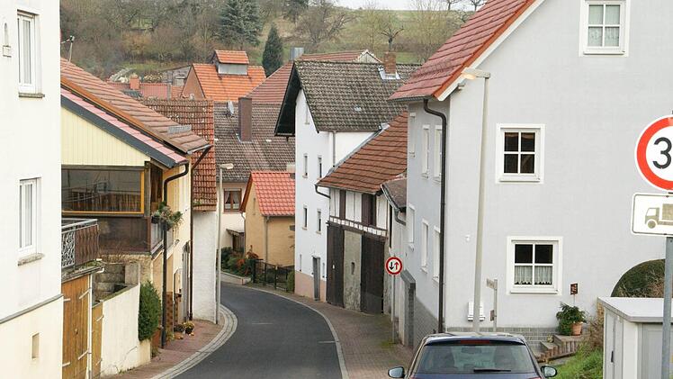 Schmal und abschüssig, mit einer engen Einmündung in die Hauptstraße, das ist die Bischof-Pflaum-Straße im Eltmanner Stadtteil Lembach, hier von Kirchaich kommend in Richtung Ortsmitte. Die Anwohner wünschen sich, dass die Tempobeschränkung für alle Fahrzeuge gelten und auch kontrolliert werden soll.  Foto: Sabine Weinbeer