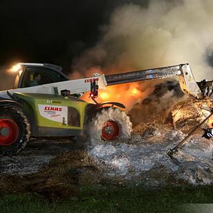 150 Strohballen gehen lichterloh in Flammen auf - Brandstiftung wahrscheinlich