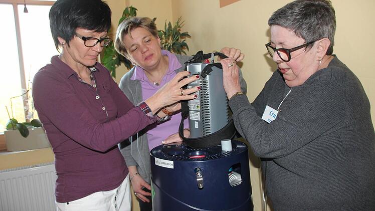 Manuela Röhlinger, Tanja Virnekäs und Trude Krieger bedienen den Sauerstofftank für die Sauerstofftherapie-Versorgung. Foto: Heike Beudert