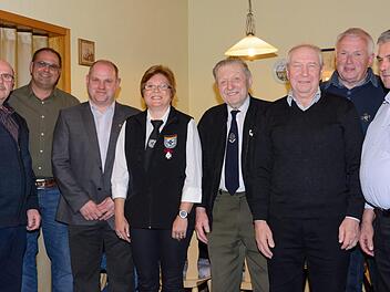 Ehrungen bei der Soldatenkameradschaft Premich (von links): Herbert Zehe, Mario Köth, Mario Krebs, Nicole Meza, Erich Zehe, Franz Ziegler, Robert Fell und Winfried Köth.  Foto: Björn Hein