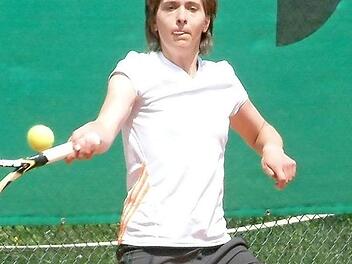Beim 8:1-Sieg gegen den TC Thurnau blieb die Steinwiesener Spitzenspielerin Katrin Beierkuhnlein auch in ihrem dritten Einzel und im Doppel (mit Carmen Klinger) ungeschlagen. Foto: Hans Franz