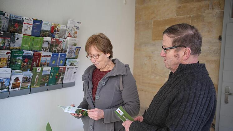 In der Tourist-Info Foto: Bettina Knauth