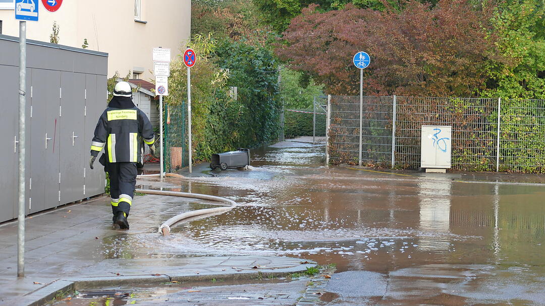 Wie von einem Wasserfall wurden Keller geflutet