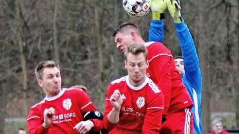 Fast wie Bockspringen: Dem Oberschwarzacher Keeper Sebastian Wolf steht das Glück zur Seite, er holt den Krumern Manuel Wehner (vorn) und Jonas Schmitt gerade noch den Ball vom Kopf.  Foto: Günther Geiling