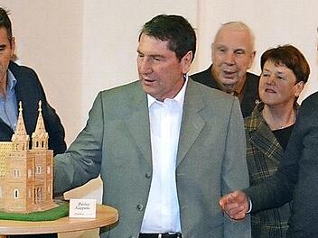 Der Hobbybastler Siegfried Schwinn (Zweiter von links) hat auch das Zeiler Käppele als Miniatur-Nachbau angefertigt. Viel Fingerspitzengefühl und eine ruhige Hand sind erforderlich, um solche Kunstwerke zu schaffen. Hier erklärt er Besuchern seine Vorgehensweise.  Foto: Hanns Friedrich