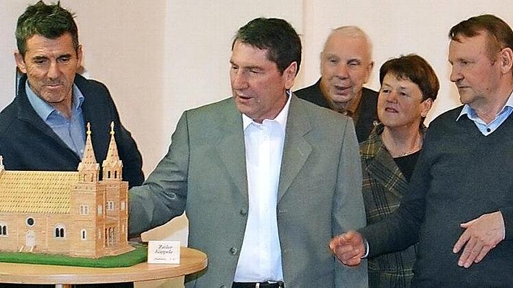 Der Hobbybastler Siegfried Schwinn (Zweiter von links) hat auch das Zeiler Käppele als Miniatur-Nachbau angefertigt. Viel Fingerspitzengefühl und eine ruhige Hand sind erforderlich, um solche Kunstwerke zu schaffen. Hier erklärt er Besuchern seine Vorgehensweise.  Foto: Hanns Friedrich
