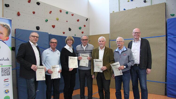 Für 40 Jahre (Gold) ausgezeichnet wurden (von links) Roland Koch, Hermann Lell, Annemarie Fell, Günter Schneider, Winfried Rottenberger und Wolfgang Waitkus vom Vorsitzenden Matthias Benner..  Foto: Angelika Silberbach