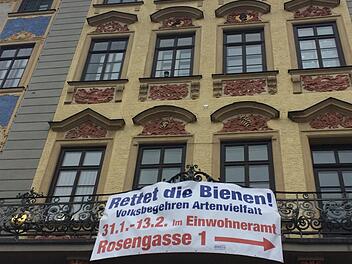 Hinweis oder schon Werbung? Das Rechtsamt der Stadt Coburg sah hier eine Grauzone. Foto: Oliver Schmidt