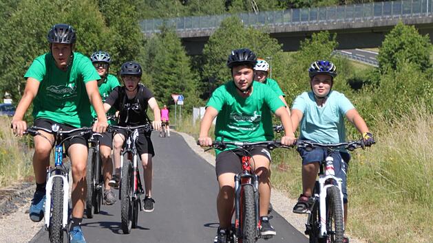 Junge  Leute vom Mountainbike-Pool der Realschule und der Radsportgruppe des Gymnasiums testen den Rhönexpress Bahn-Radweg. Die Resonanz der Menschen aus der Region ist großartig. Foto: Ulrike Müller
