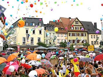 Auf dem Marktplatz werden alle Sch&uuml;ler wieder bunte Luftballons steigen lassen. Foto: Stadt Kulmbach