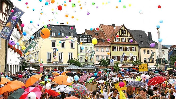 Auf dem Marktplatz werden alle Sch&uuml;ler wieder bunte Luftballons steigen lassen. Foto: Stadt Kulmbach