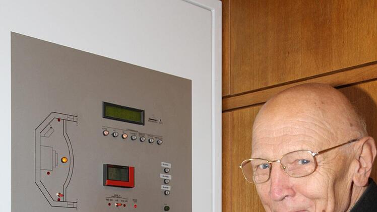 Mesner Alfons Weber kann nun die Lichter, Heizung und Belüftung der Kirche computergesteuert regeln. Foto: Mathias Erlwein