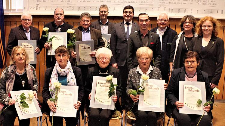 Auszeichnungen für die Sängergruppen Itzgrund, Sennighöhe und Muppberg. Mit im Bild unter anderem Kreisvorsitzender Jens-Uwe Peter, Kreischorleiter Markus Häßler und Ehrenpräsident Peter Jacobi.Gerd Fleischmann
