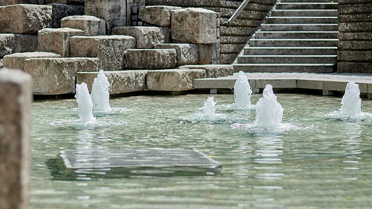 Bamberg: Obstmarktbrunnen l&auml;uft nach &uuml;ber drei Jahren wieder - "Wasser marsch"