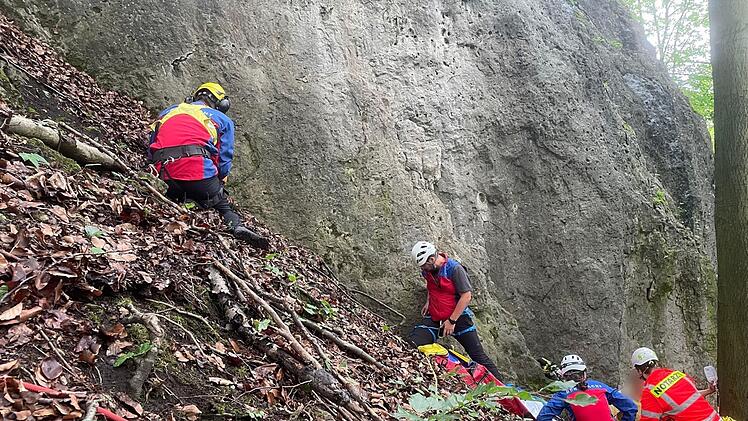 Schnaittach: Kletterin stürzt 4 Meter in die Tiefe - aufwendige Rettung im Wald