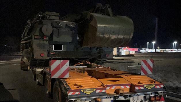 Bei der A9: Betrunkener Schwertransport gestoppt - Panzer bleibt an Rastplatz stehen