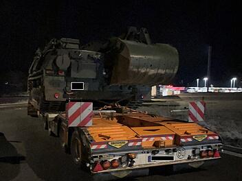 Bei der A9: Betrunkener Schwertransport gestoppt - Panzer bleibt an Rastplatz stehen