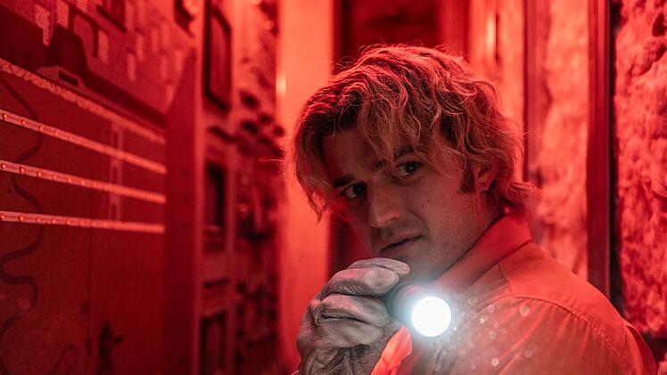 Teacakes (Joe Keery) Job in einem Self-Storage-Lager ist eigentlich ziemlich langweilig, dann aber beginnt die "wildeste Nachtschicht" seines Lebens.