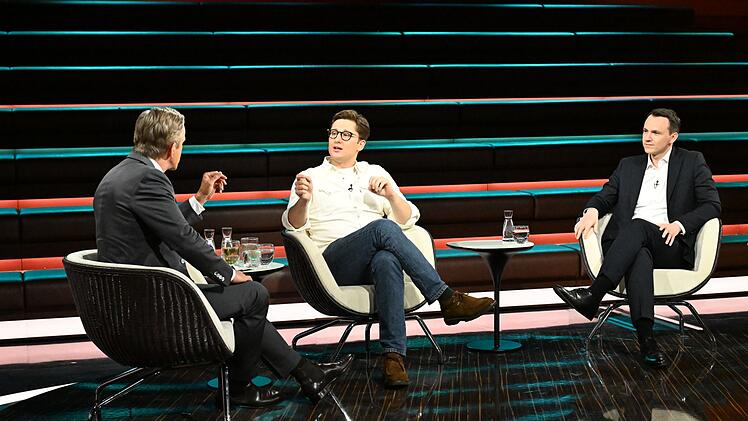 W&auml;hrend sich CDU-Politiker Pascal Reddig (rechts) f&uuml;r das Rentenkonzept starkmachte, argumentierte Philipp T&uuml;rmer, dass es "ungerecht" sei.