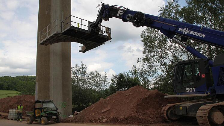 Mit speziellem Gerät werden die Pfeiler für die Sprengung vorbereitet.