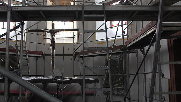 Gänsehaut: Die Kirchengemeinde Zeitlofs feierte schon einige Male in der eingerüsteten Kirche Gottesdienst. Foto: Ulrike Müller