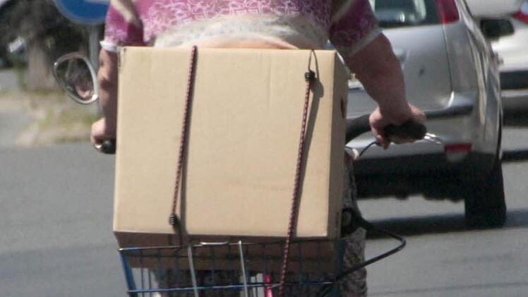 Bürger holen ihre Pakete wie gewünscht ab.  Foto: Josef Hofbauer