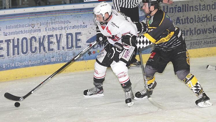 Der junge Christian Dietrich (links), der laut Sportlichem Leiter Martin Reichert im Derby gegen Schweinfurt eines seiner bislang besten Spiele im Trikot der "Hawks" abgeliefert hat, möchte auch am ersten Doppelspieltag-Wochenende überzeugen und diesmal punkten.