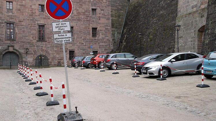 Im Kasernenhof der Plassenburg geht es nun parktechnisch sehr geordnet zu. Foto: Jochen Nützel